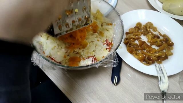 Вкуснейший салат "Крабы под грибами"