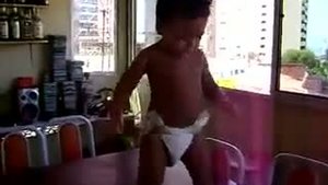 Бразильский мальчик танцует самбо