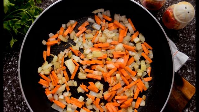 Фасоль с томатной пастой: очень сытное и вкусное блюдо.