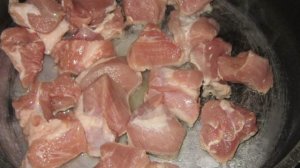Свинина жареная на сковороде с луком и паприкой