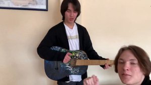 Виктор Цой в школе исполняет свою легендарную песню (включайте субтитры!)