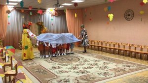 Сюрпризный момент на осеннем утреннике. Игра «Волшебный платок» Средняя гр. N12 МАДОУ N56 (2022 г.)