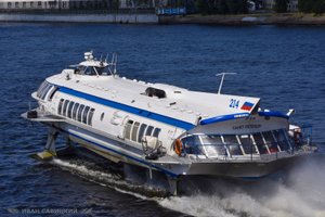 Речные лайнеры Метеор-142 и Ясон ходят по Неве на Кронштадт