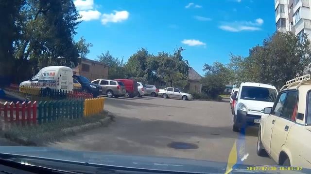 Как не надо парковаться  неправильно паркуют машины в наших дворах  Черкассы