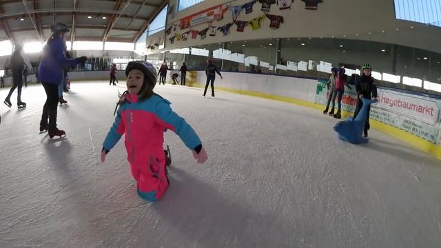 SCHLITTSCHUHLAUFEN ⛸ Hannah übt Eislaufen ❄️ Niemals aufgeben! смотреть онлайн