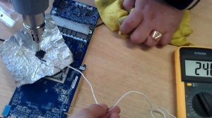 Греем  феном отвалившийся чип памяти на видеокарте 6870. Как прогреть видеокарту. Прогрев видеокарт