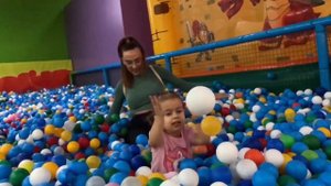 Видео для детей.Сухой бассейн.Катаемся с горки.цветные  шары.Dry basin.slides and colorful balloons