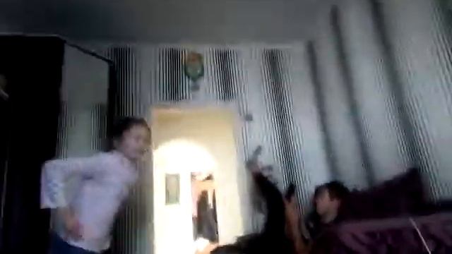 Маленькая девочка ведёт себя не нормально смотреть онлайн