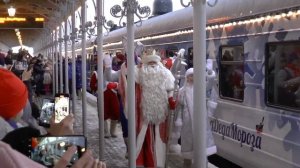Петергоф встречает поезд Деда Мороза.