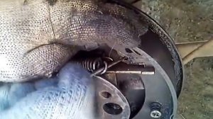 Установка верхней стяжной пружины тормозных колодок на классике