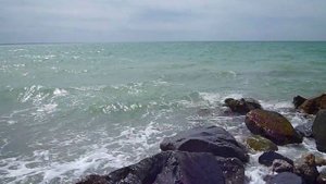 Крым, Николаевка. Пляж возле пансионата _Авангард_. Чёрное море в апреле 2021 года.mp4