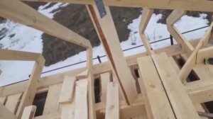 Монтаж вальмовой кровли из металлочерепицы.