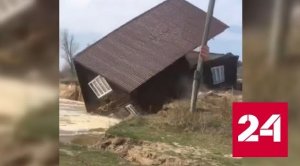 Деревянный дом упал в реку под Владимиром - Россия 24