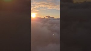 Осенний полёт на ранцевом парамоторе над облаками.