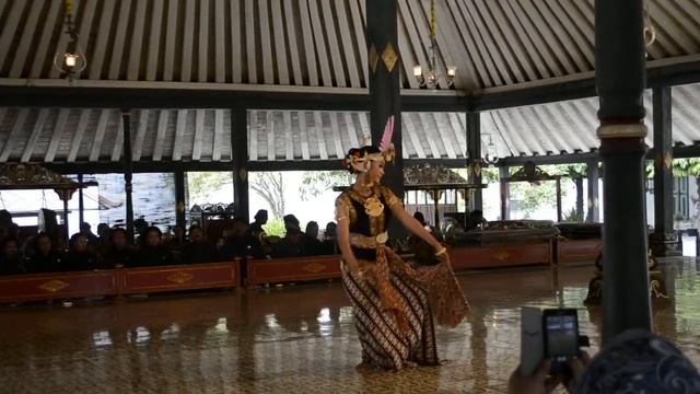 Traditional Indonesian dance, Kraton Palace, Yogyakarta, Java смотреть онлайн