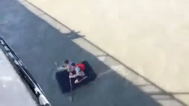 В Сочи двое туристов устроили сплав по горной реке на надувном матрасе смотреть онлайн