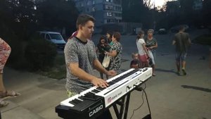 Парень круто играет на синтезаторе