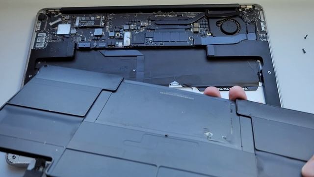 Macbook air 11" A1406 вздулся аккумулятор, замена. смотреть онлайн