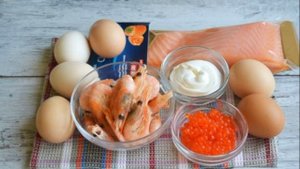 Прекрасный Новогодний салат "По-царски" с семгой и креветками!
