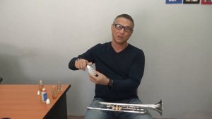 Как смазывать клапана на трубе за полминуты How to oil trumpet valves fast! (english subtitles)