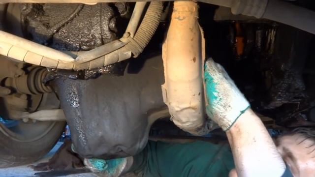 Устраняем течь масла поддона двигателя на Toyota Corsa