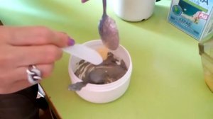 Маска с белой глиной.