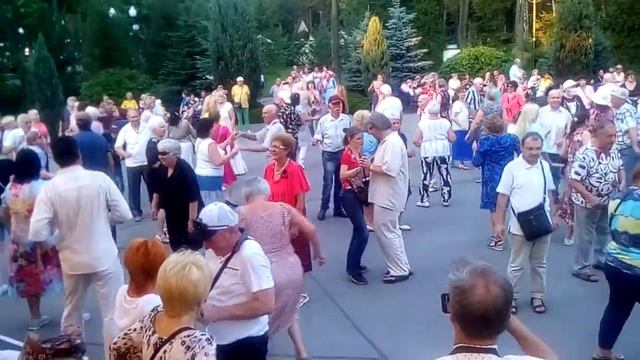 1. Танцуем в парке горького танцы и ретро танцы " Я остаюсь дома " Танцевать ретро в парке горького