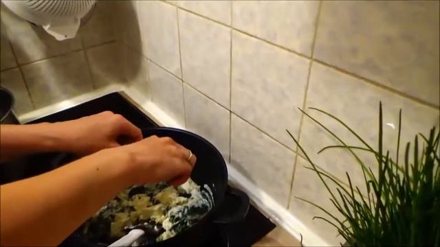 Рецепт Равиоли с начинкой из шпината и сыра рикотта к салату из зелени смотреть онлайн