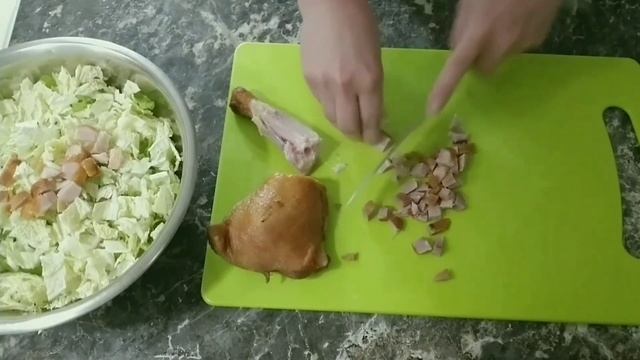 Салат с пекинской капустой и копченой курицей. Всего 2 ингредиента + заливка!