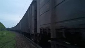 Товарный поезд въезжает в восточный портал тоннеля под Амуром.