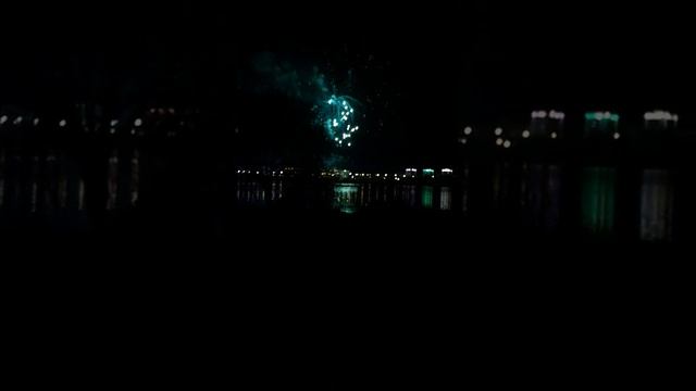 Ночной салют в Минске на острове Чижовского водохранилища в честь праздника Победы. Всех поздравляю