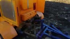 самодельный трактор пашет землю