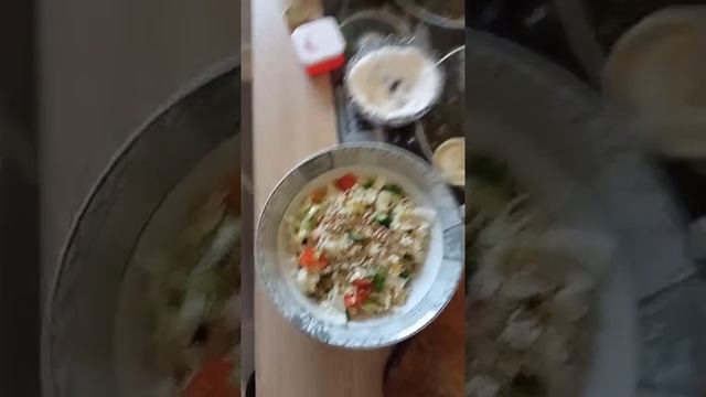 Салат из огурцов, помидоров, капусты, морковки, зелëного лука, семечек и пармезана