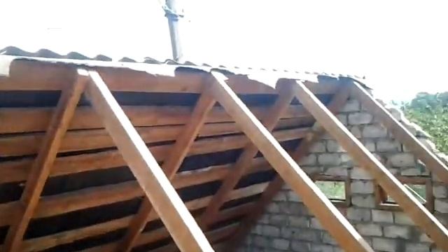 Крыша дачного домика, который недавно приобрели смотреть онлайн
