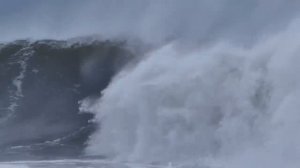 Это фото облетело весь МИР! Вот, что было с смотрителем МАЯКА, когда его накрыло 30-метровой ВОЛНОЙ