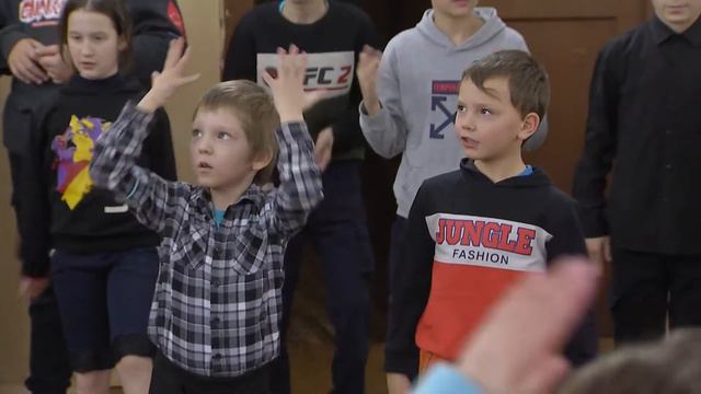 «Северные белки» и Серовская епархия поздравили воспитанников школы-интерната с Рождеством смотреть онлайн