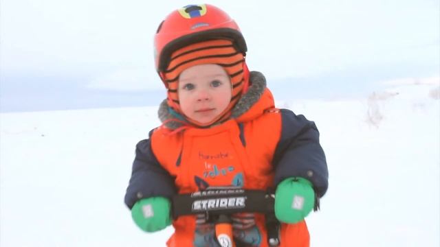 На беговелолыжах Srtider в минус 20 с горок (1 год 11 месяцев) смотреть онлайн