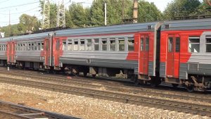 Электропоезд ЭД2Т-0028 прибывает на станцию Бужаниново.