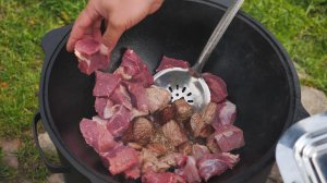 Жарю говядину, овощи и заливаю все арахисовой пастой(делюсь рецептом).