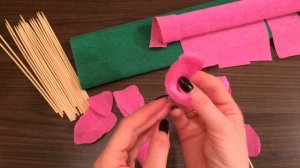 DIY: Розы из Гофрированной Бумаги! Вариант Розы для Букета из Конфет!