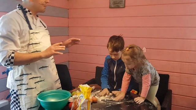 Готовим пиццу своими руками!!А это кто?Шеф повар в гостях у кукузумбЫ!Видео для детей! смотреть онлайн