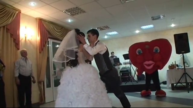 Свадебные приколы. Трогательный первый  свадебный танец смотреть онлайн