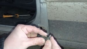 Как снять датчик открытия двери (концевик двери) Mitsubishi Pajero Sport 1 #RAZNOBOY #MPS1 #КАКСНЯТ