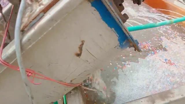 Pet bottles crushing with big crusher machine, Amazing recycling technique! crushing crusher смотреть онлайн