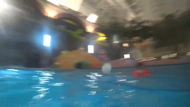 В Аквапарке Серпухова веселятся Юляша и Нинель. смотреть онлайн