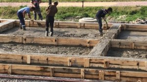 Заливка фундамента с верхним ростверком.