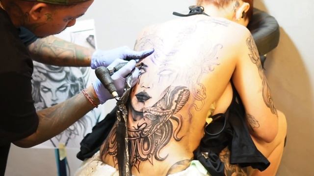 MEDUSA THEME TATTOO ON WOMEN FULL BACK ??|| done by @ngurah_ink смотреть онлайн