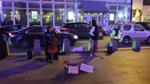 Александра Лойко (скрипка) и Валентин Тихонов (виолончель) , снято около метро Фрунзенская