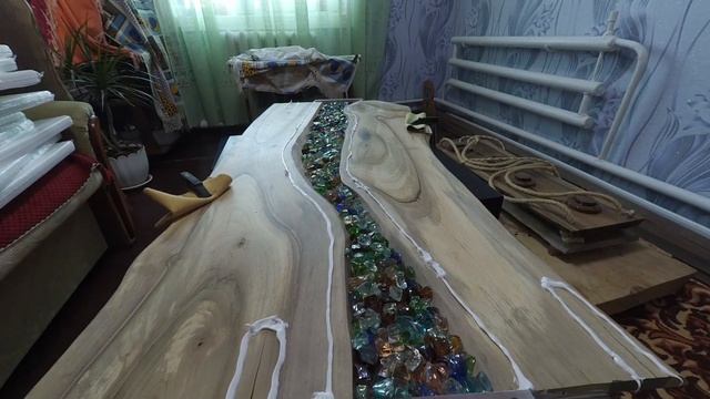 Стол река из слэба Ореха и эпоксидной смолы от Эко Ванна. Wood River Table смотреть онлайн