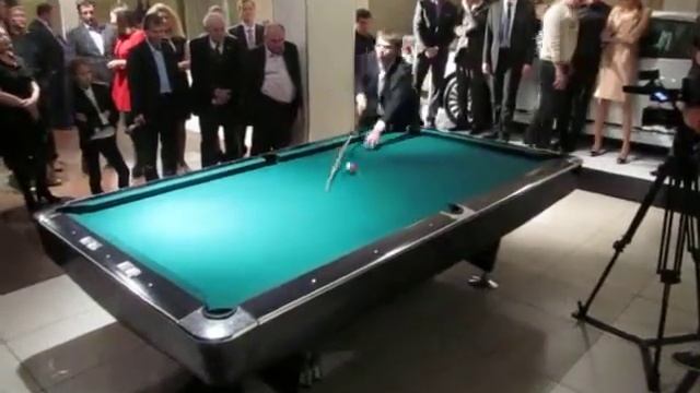 Трюковое шоу на бильярде. Бильярдные трюки.